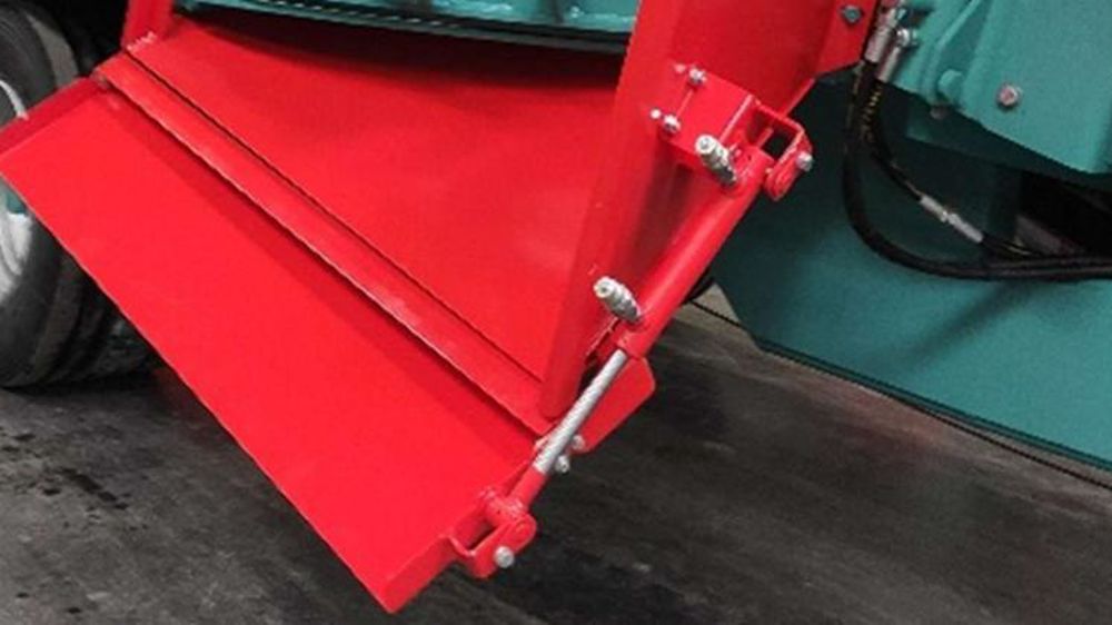 Le fabricant de machine d’élevage Jeulin propose un volet distributeur hydraulique en option sur ses mélangeuses à vis verticales. © Jeulin